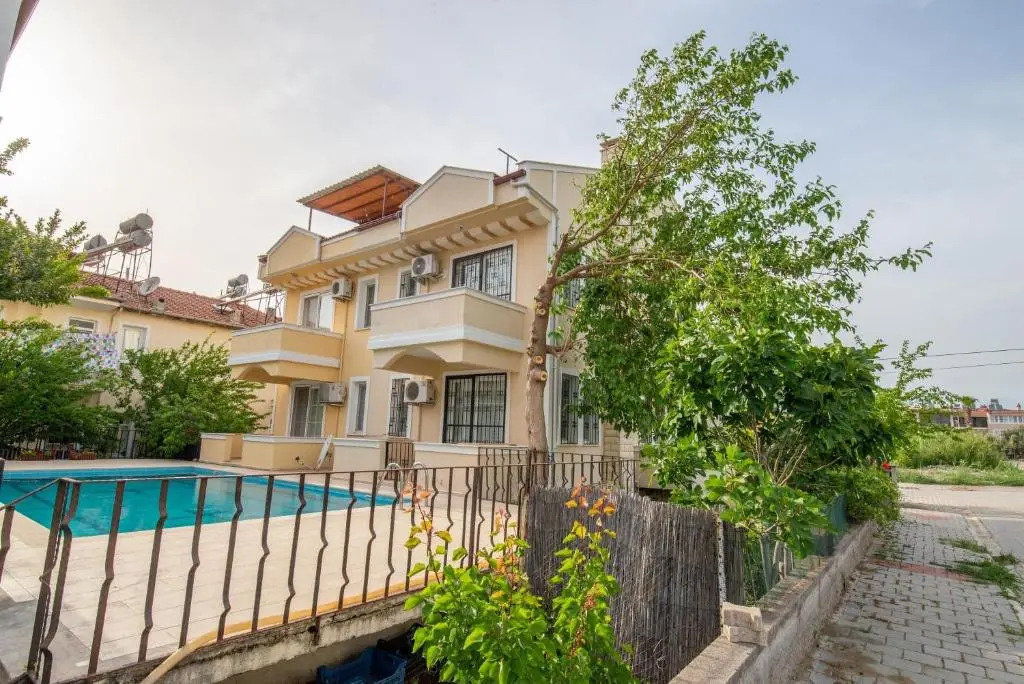 Sahile Yakın Havuzlu Villa 6+2 kişilik