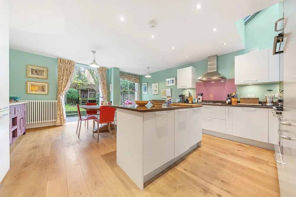 Colourful on Ormiston Grove