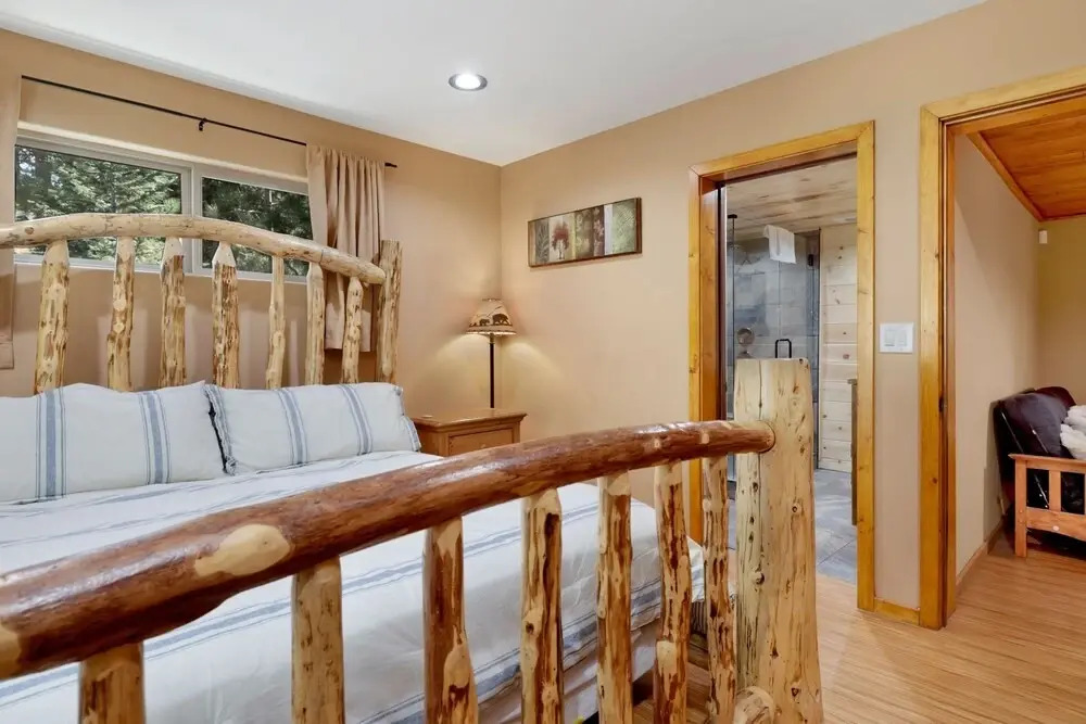 2056-top Notch Lodge 3 Bedroom Home by RedAwning