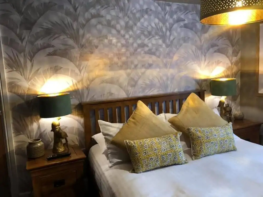 The Wheatsheaf Pub, Kitchen & Rooms