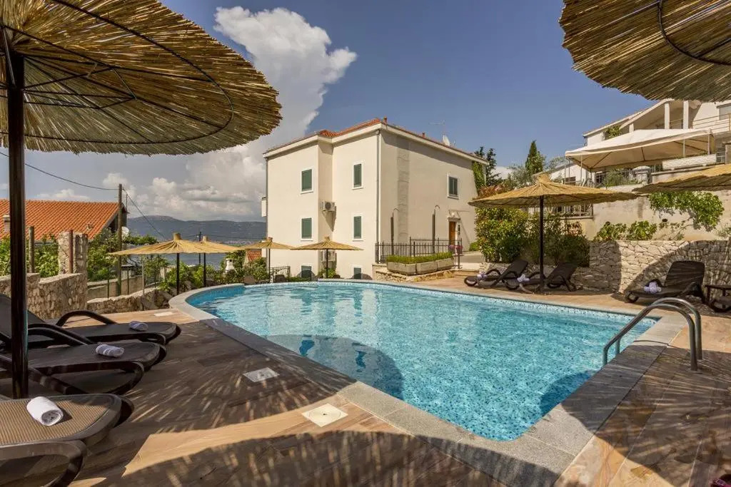 SeaEsta apartment Pool and Beach