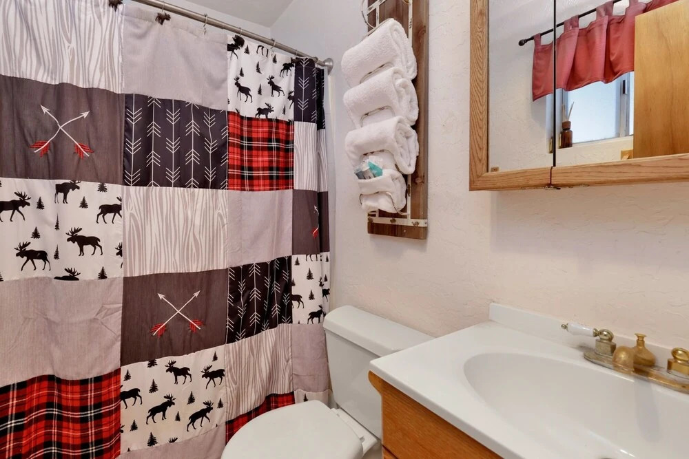 2103-falls Bear Cabin 1 Bedroom Home by RedAwning