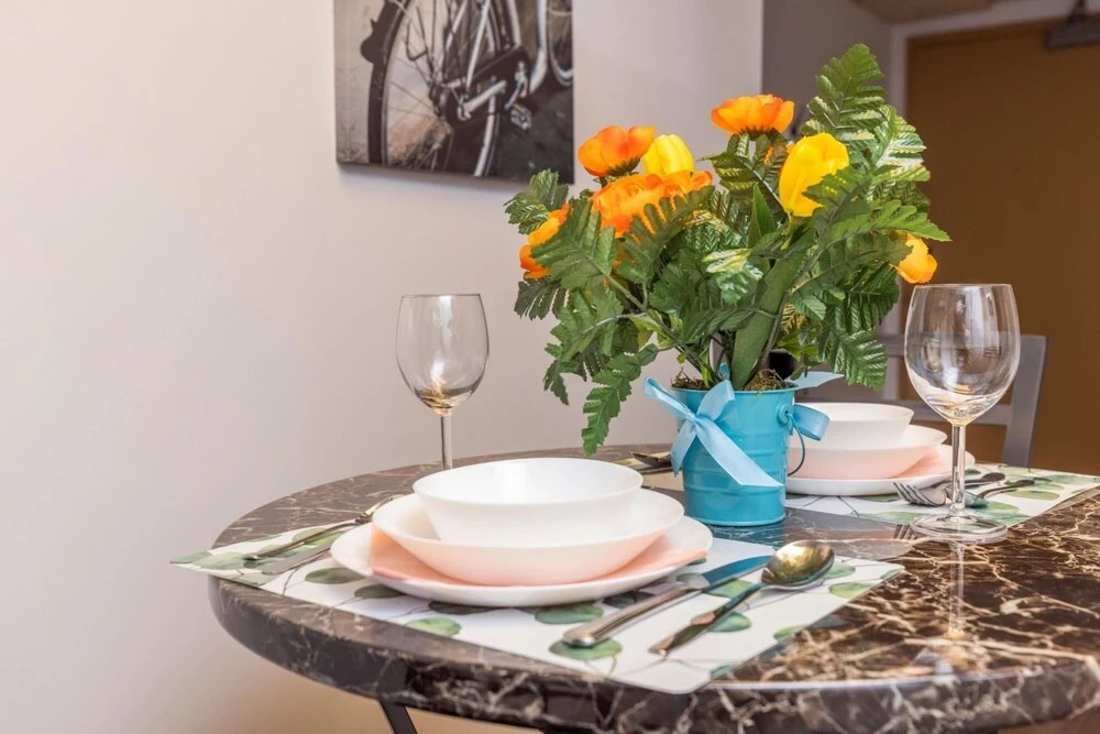 King Bed Studio Apartment - Near Chinatown