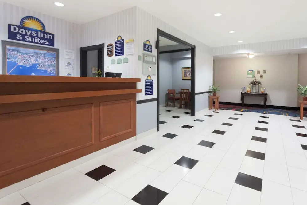 Days Inn & Suites Cambridge