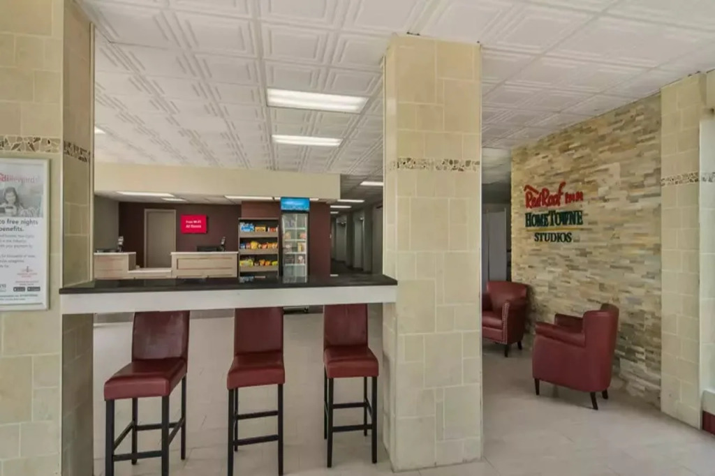 HomeTowne Studios by Red Roof and Conference Center Chicago - N Aurora Naperville