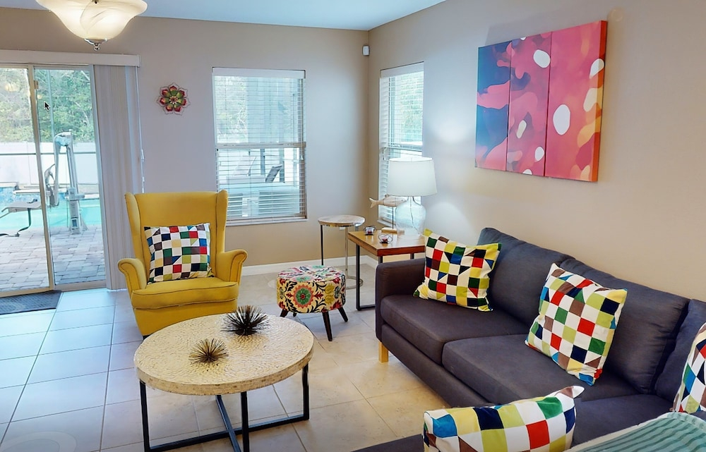 Grand Home With Private Screened Pool, Grill, Streaming, W/d, & AC