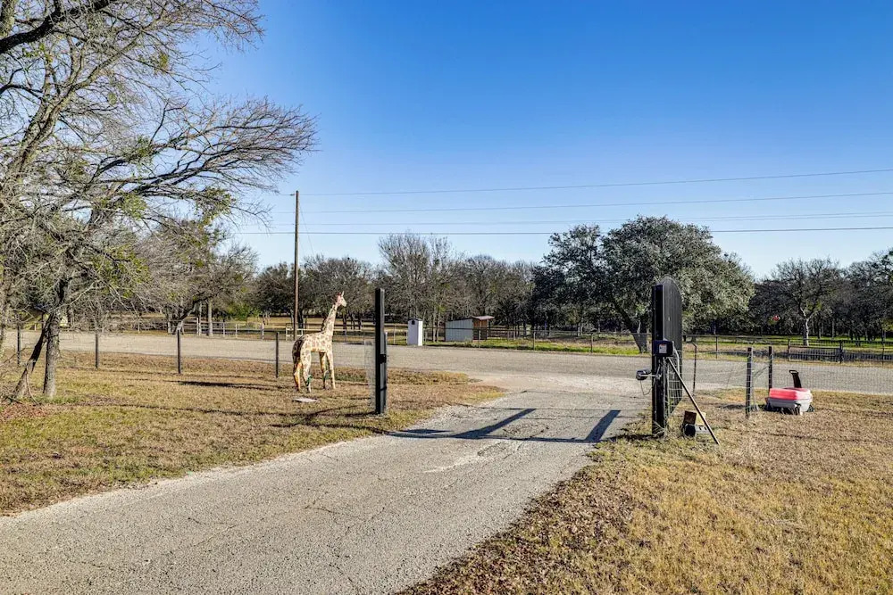 Granbury Studio - 10 Mins From Town + The Lake!