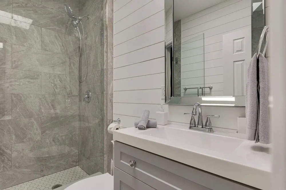 Elegant Suite w Patio, BBQ Grill