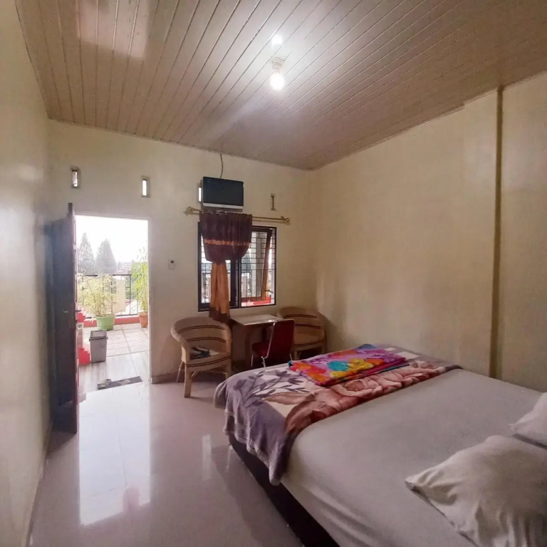 WISMA SUNRISE GUEST HOUSE 10 minutes by walking to the big fruit market in Berastagi