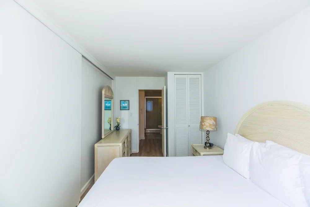 Ilikai Marina One Bedroom Harbor View Condos - Walk to Ala Moana Beach Park!