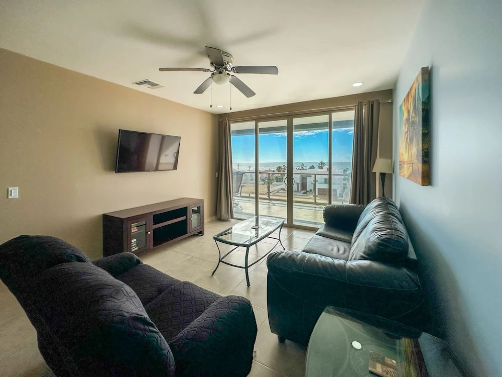 Wake Up Close to the Ocean in This 2BR Condo