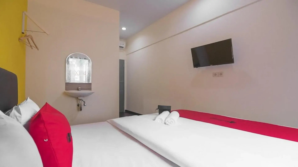 RedDoorz near ITC Mangga Dua