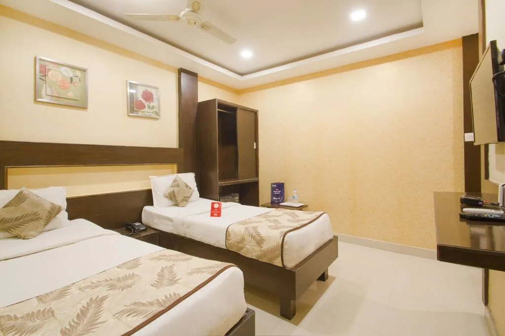 Sree Chandana Hotel by OYO Rooms