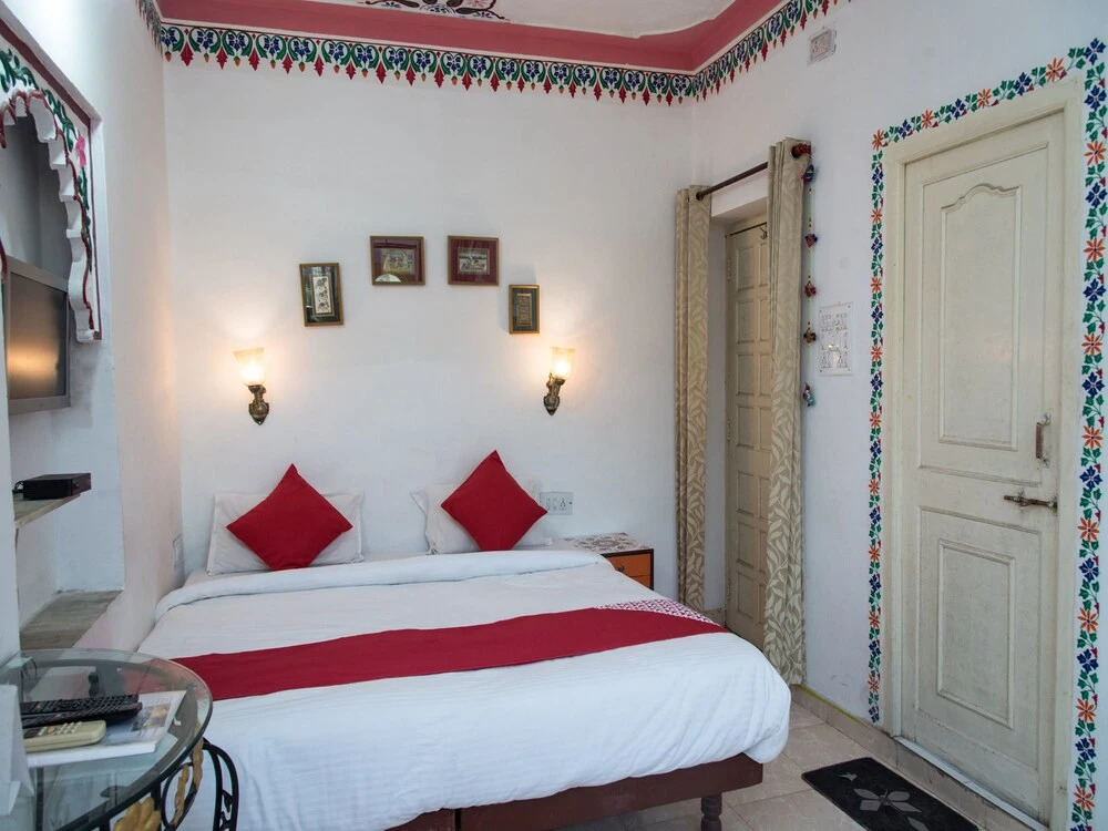 OYO 12726 Home Heritage Lake View Hanuman Ghat