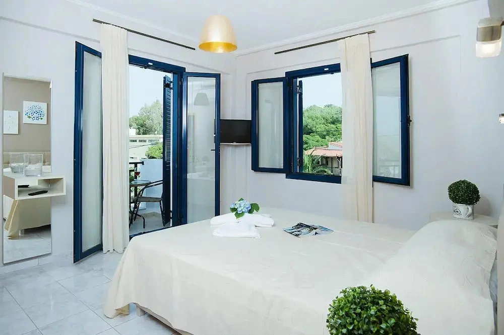 Poolside Cottage in Panormo