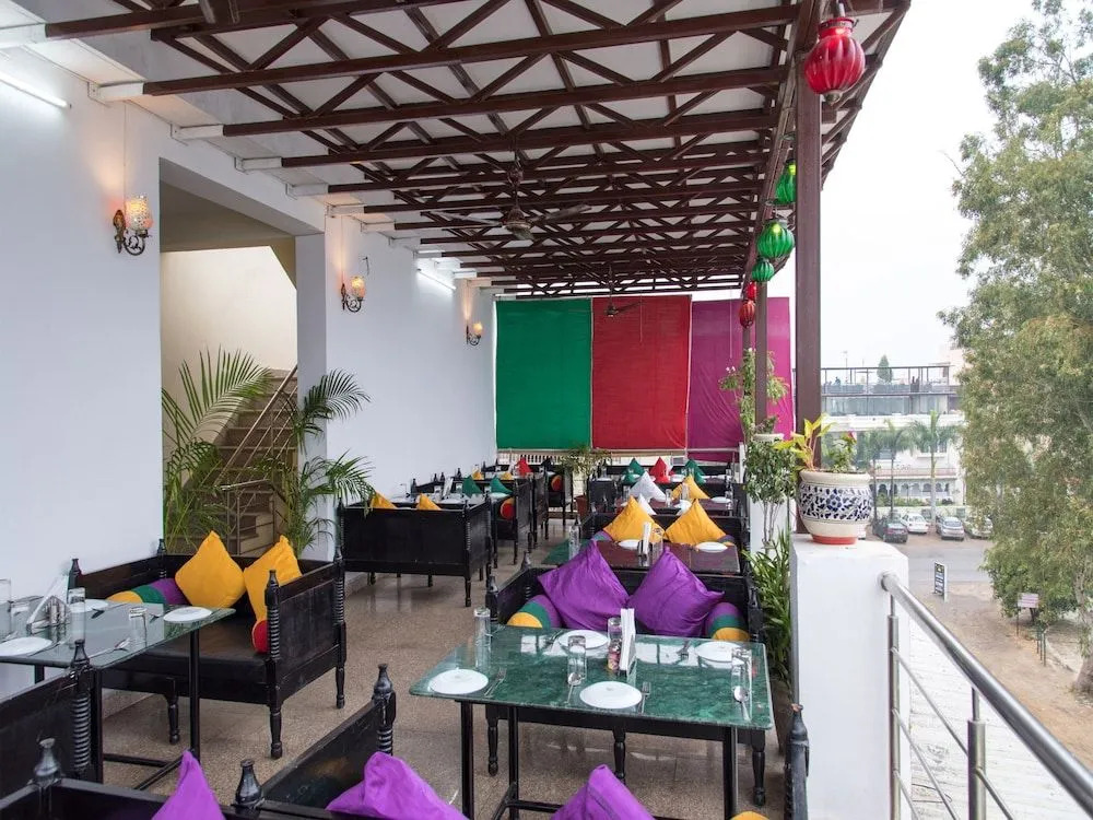 OYO 11716 Hotel Everest
