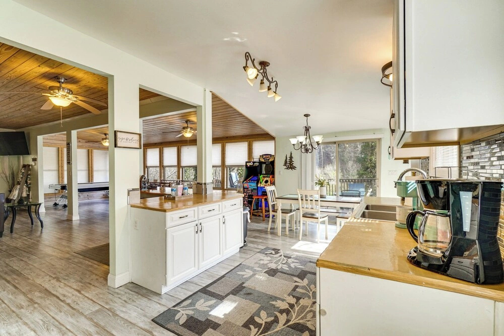 Hot Tub, Trails, Views! Little River Retreat