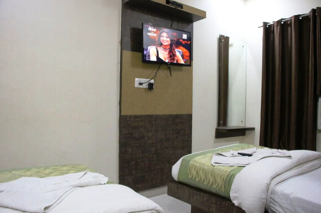 Hotel Red Stone - 3 Mins from Railway Station and 5 Mins from Metro