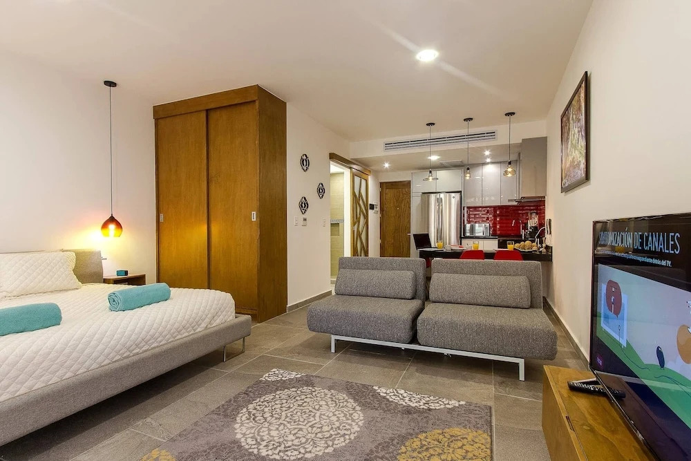 Bright Studio on 5th Avenue with a Rooftop Pool which has Ocean View!