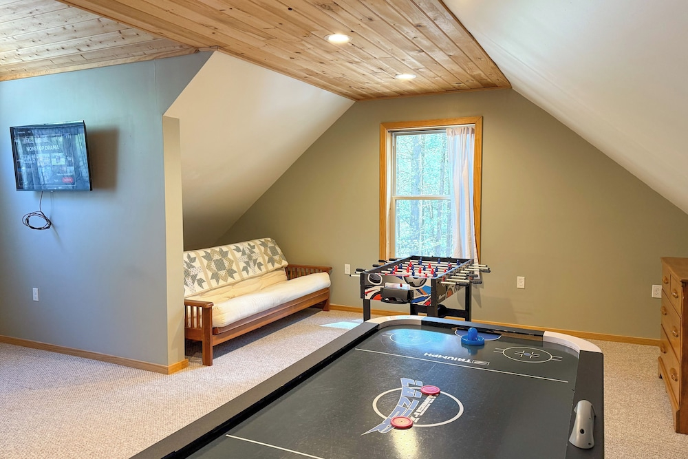 Fire Pit, Deck & On-site Creek: Poconos Retreat!