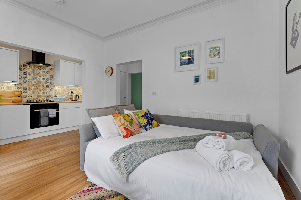 Stylish 2-Bed Villa Garden Central Edinburgh