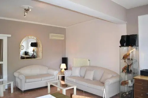 Unwind in a Spacious flat with Gardens near Beach