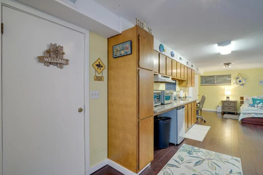 Santa Barbara Cozy Studio with Private Patio
