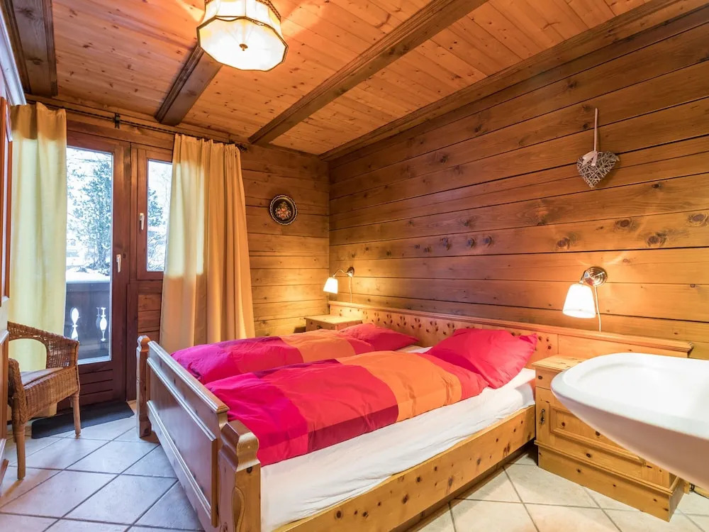 Spacious Chalet With Terrace, Fireplace, Ski Storage, Garden