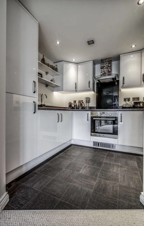 Clean, Bright 2BR Manchester Flat for 4