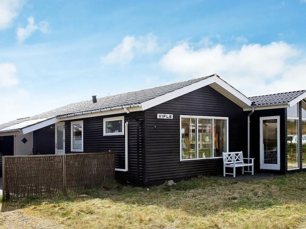 Quaint Holiday Home in Henne near Beach
