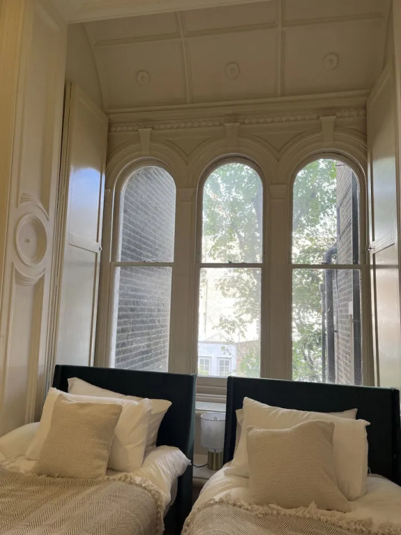 Newly Refurbished - Awesome 3 Bedroom Notting Hill Very Central With a Balcony