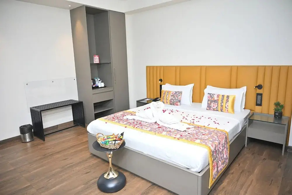 Urvi Banquets & Guest House