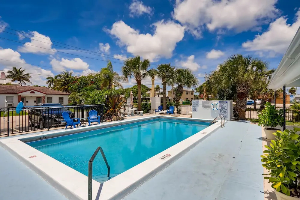 Coral Sands HUGE Studio w/ 2 Queen beds