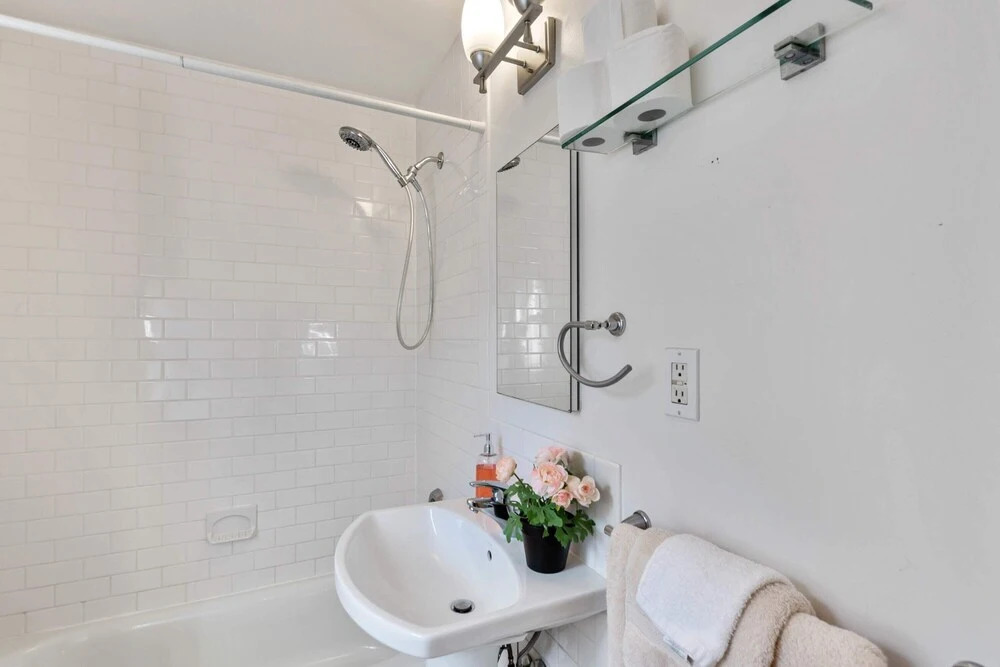 Beautiful 3br/3ba Colonial House by Cozysuites