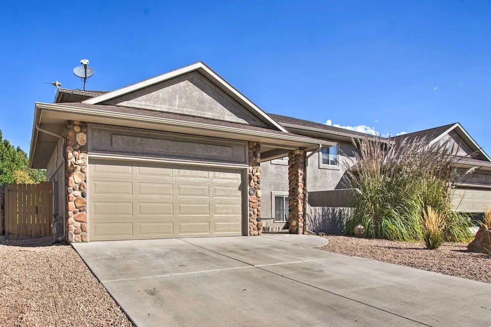 Pet-friendly Grand Junction Townhome w/ Yard!
