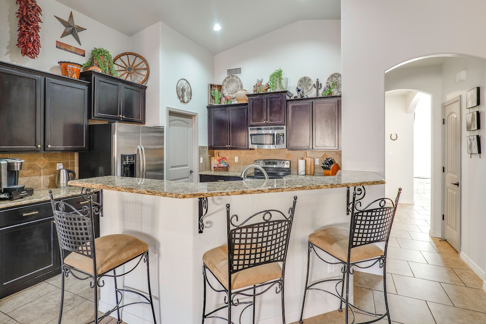 Fire Pit, Pets Welcome: Home 4 Mi to Dtwn Carlsbad