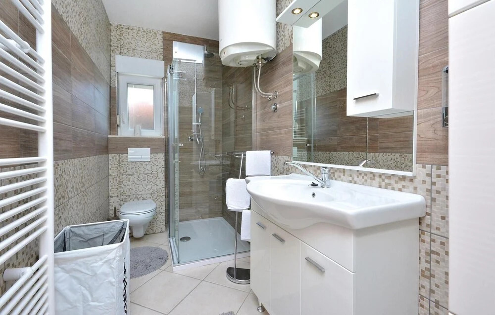 Six-Bedroom Holiday Home In Zrnovnica