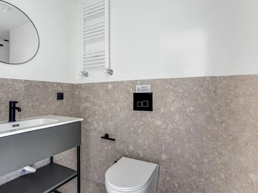 Sanders Arch - Inviting 1-bdr Apt w Balcony