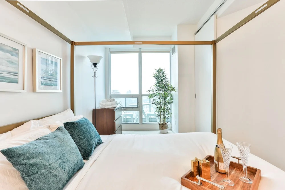 Vibrant Urban Condo 2Bed 2Bath
