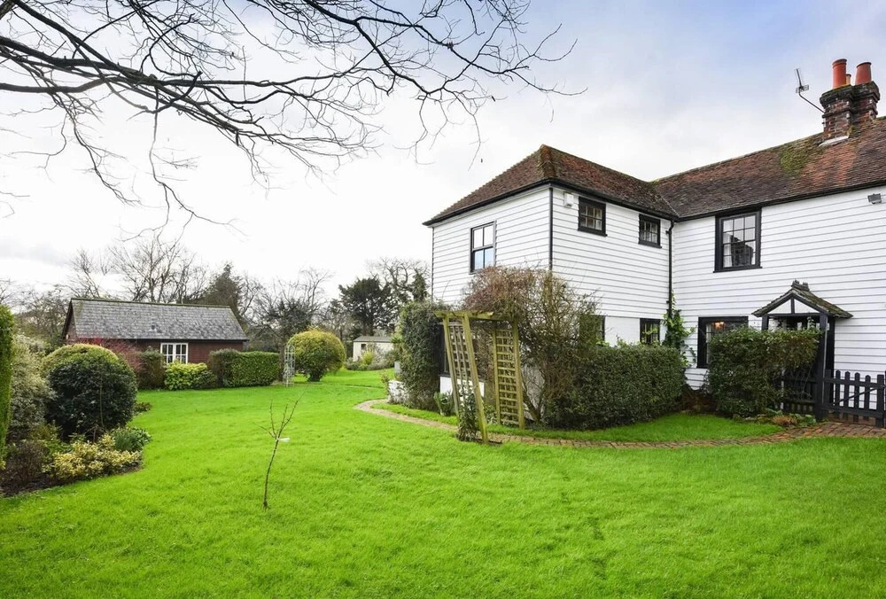 Lovely 4-bed House in Village of Sandhurst