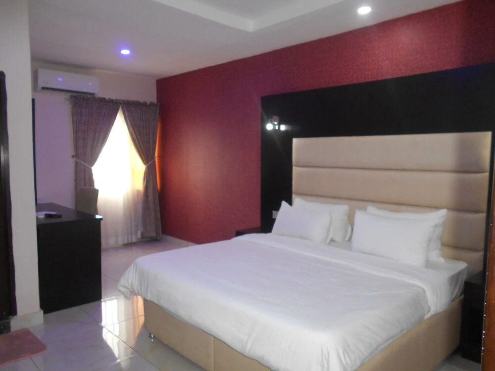 Exquisite Homes2 Hotel & Lounge