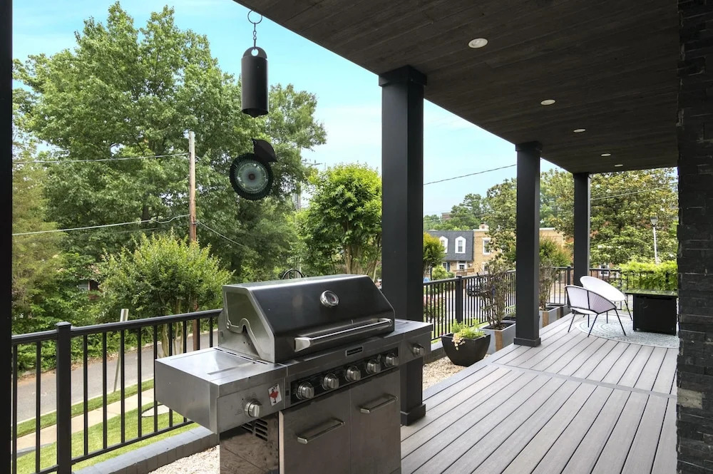 Top of The Hill Luxury Clarendon 4-br Homestay