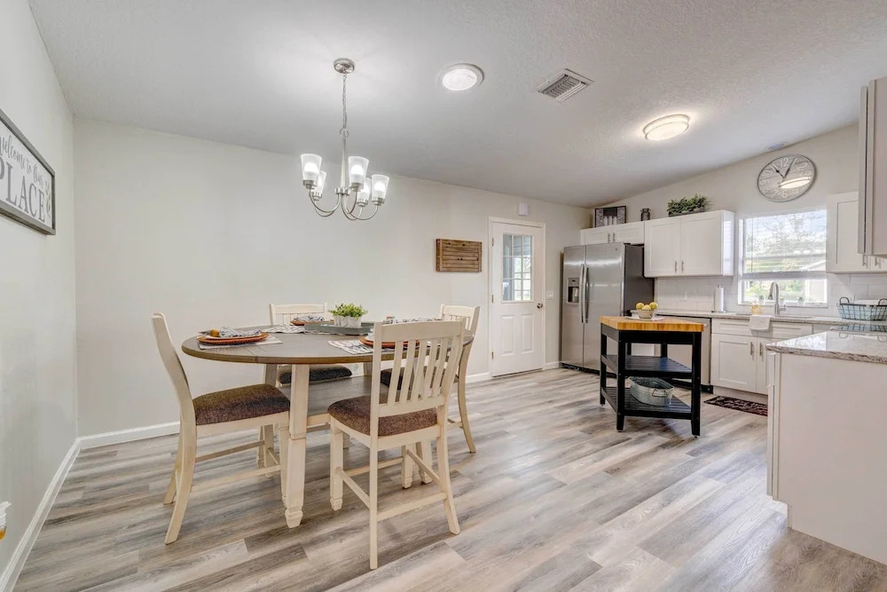 Peaceful Lady Lake Home w/ Screened-in Porch!