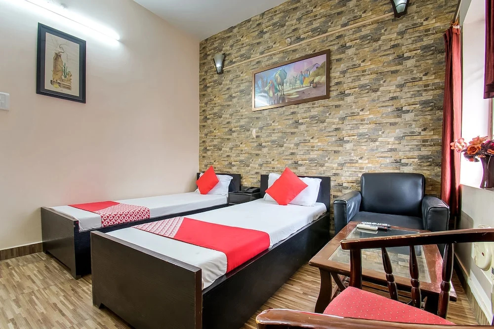 Oyo 60880 Grand Imperia Inn