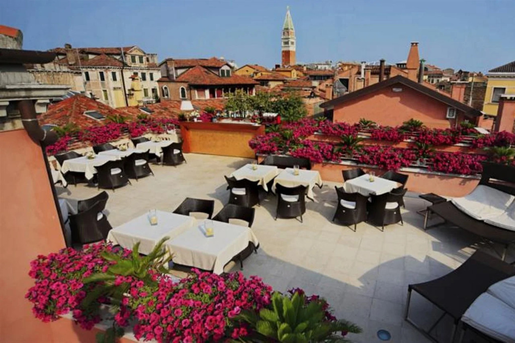 Hotel A La Commedia