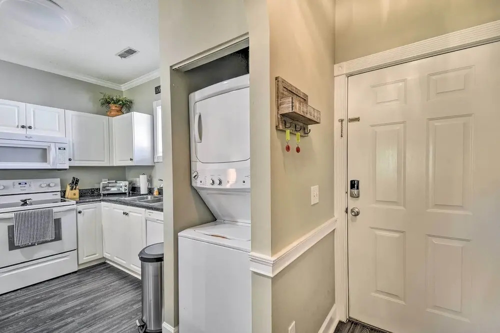 Condo w/ Pool Access & Central A/C - 2 Mi to Beach