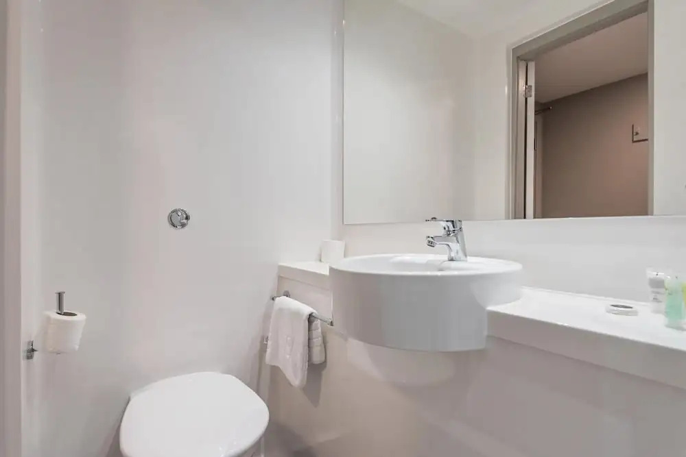 Central Modern 6BR APT With Fast Wifi Sleeps 6