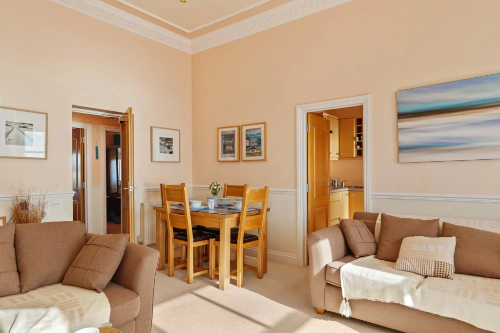 7 South Beach Court - Sea Front Apartment With Spectacular Sea Views