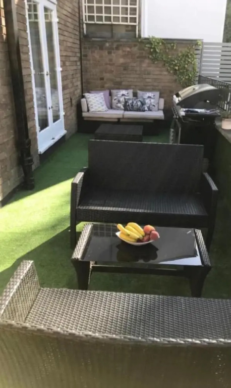English Garden Apartment