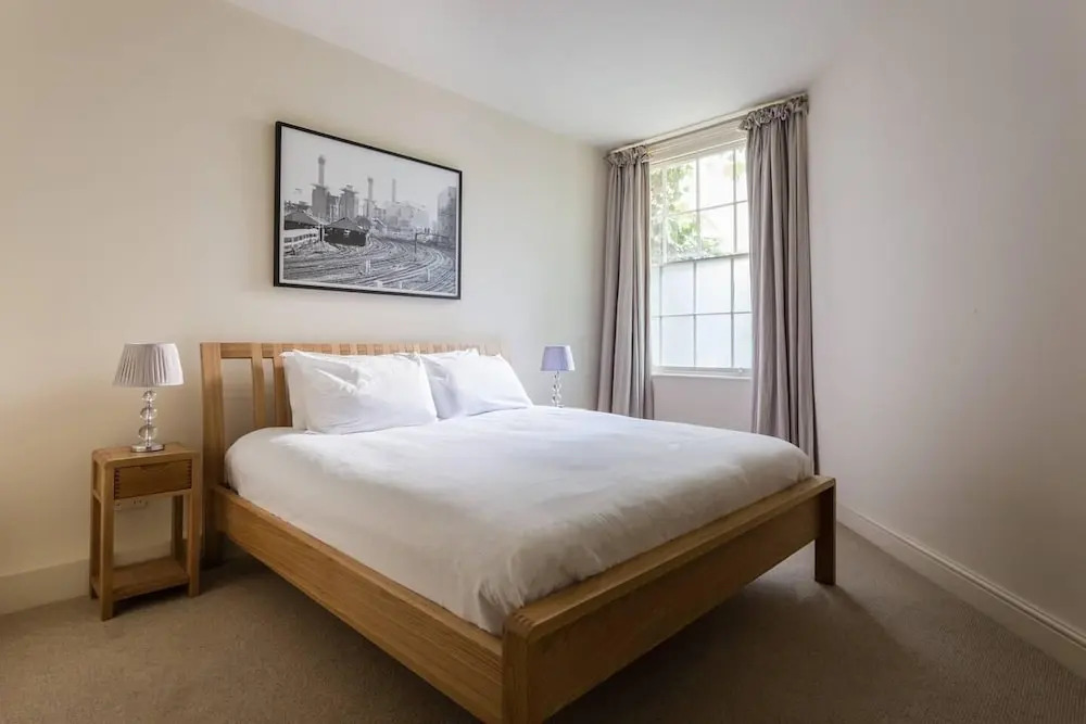 Spacious 2BR Flat in Kensington